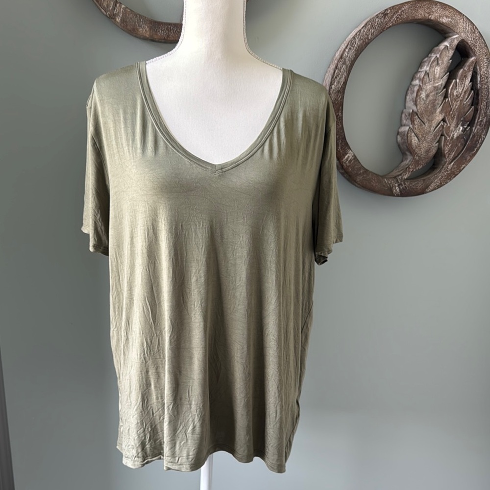 Tavi Active every day v-neck Tee.  Green Relaxed Short Sleeve Size L